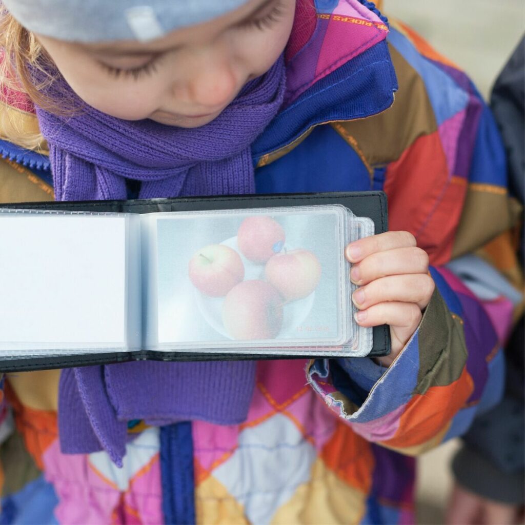 Montessorikinder gehen mit Bilder-Einkaufsliste einkaufen
